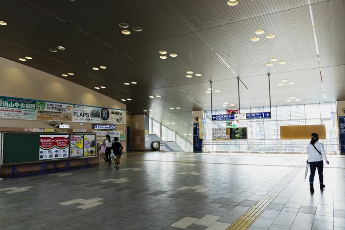 東武流山おおたかの森駅のコンコース。通勤時間帯は