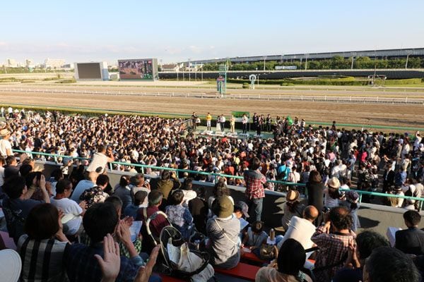 船橋競馬場は100億円を投じ、観覧スタンドを建て替える