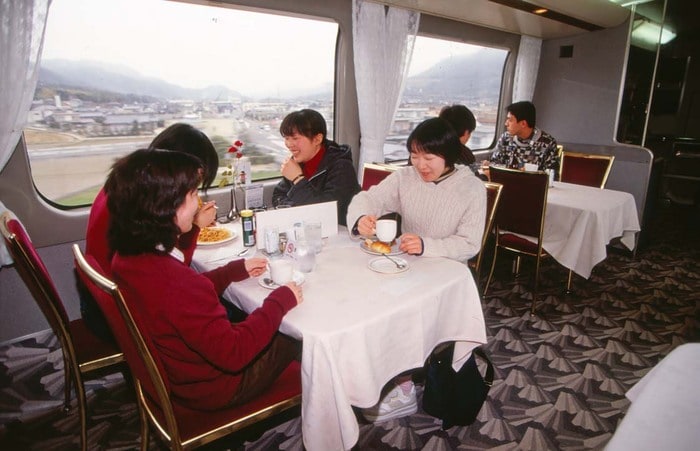 100系「グランドひかり」の食堂車