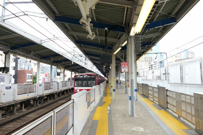 品川方から見た上りホーム