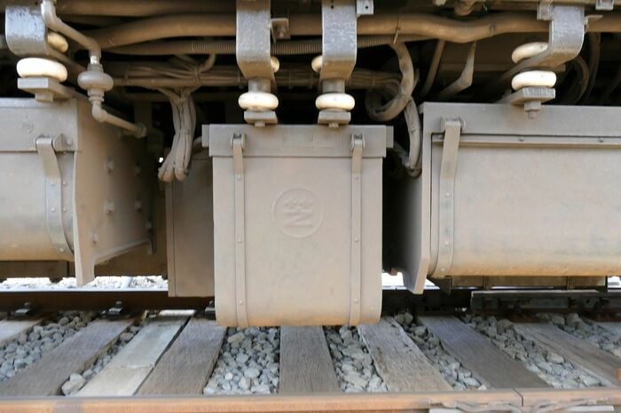床下の逆転器。電車の前進後進を切り替える