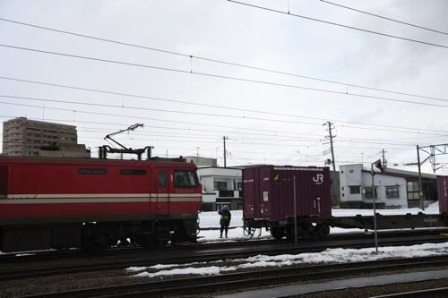 EH800形と貨車の連結作業（記者撮影）