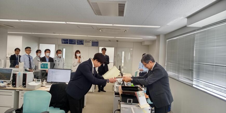 勤務先での表彰状授与式（写真：栁沢さん提供）