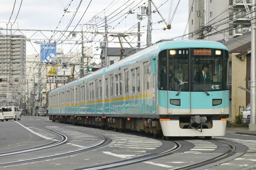 旧塗装時代の800系。2008年に京都市営地下鉄東西線が太秦天神川駅へ延伸するまで京都側は「京都市役所前」が終点だった（写真：京阪電気鉄道）