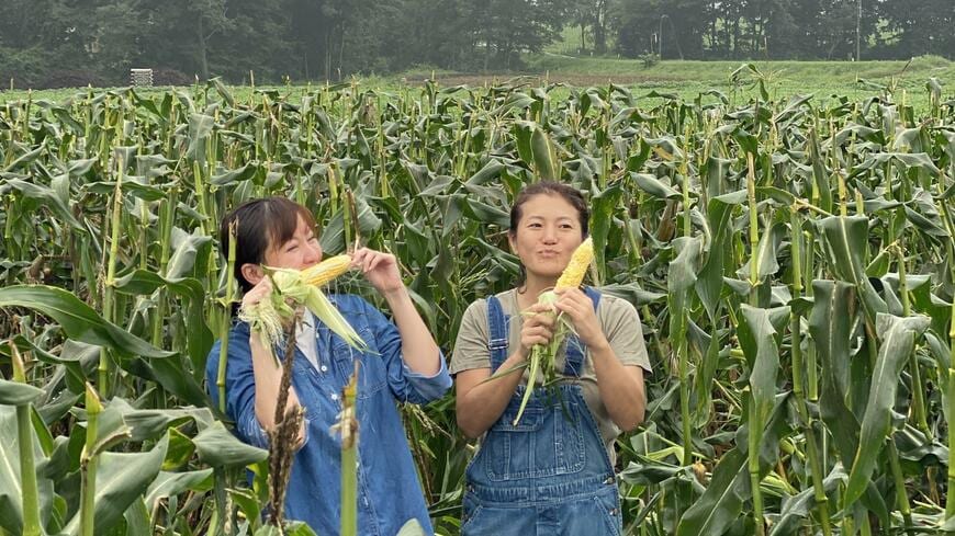 十勝で楽しむ「トウモロコシの早朝の収穫」。サウナやBBQもつけ、高単価＆高付加価値な観光メニューとなった（右が永谷亜矢子さん／写真：永谷さん提供）