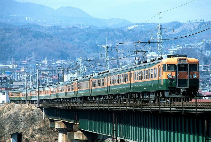 グリーン車2両を連結した165系の急行「ゆけむり」（撮影：南正時）