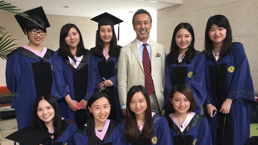 北京大学の学生たちと五十木正氏