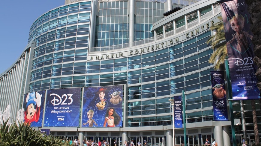 ディズニーの大規模ファンイベント「D23」のメイン会場、多くのファンが詰めかけた（記者撮影）