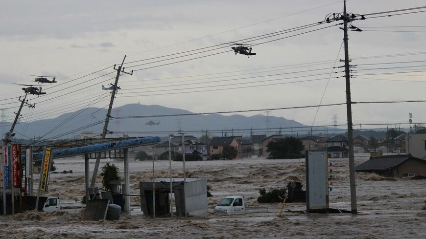 鬼怒川の堤防が決壊した茨城県常総市三坂町北部の現場。夕闇が迫る中、ヘリコプターが救助を急いだ（写真提供：芳村圭東京大学生産技術研究所教授）