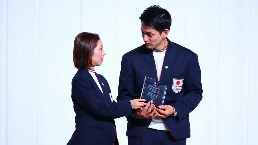 仲睦まじく見つめあう「りくりゅう」ペア（写真：東京スポーツ／アフロ）