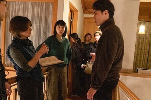 『Red』メイキング画像より、塔子を演じる夏帆と、その夫である真を演じる間宮祥太朗に演技指導をする三島（敬称略、写真： ©2020『Red』製作委員会）
