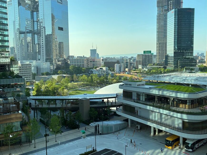 窓の外の風景。グラングリーン大阪の緑がまぶしい 