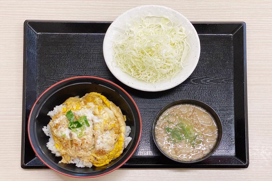 かつやのミニカツ丼セット495円は、ミニサイズとあなどることなかれ（筆者撮影）