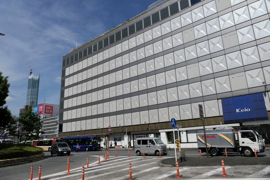 西側から見た京王百貨店（記者撮影）