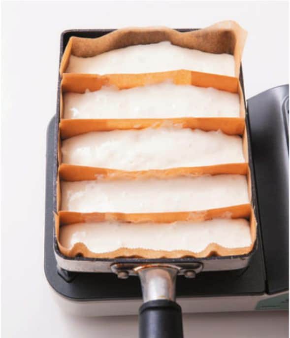 卵焼き機に生地を流し込む