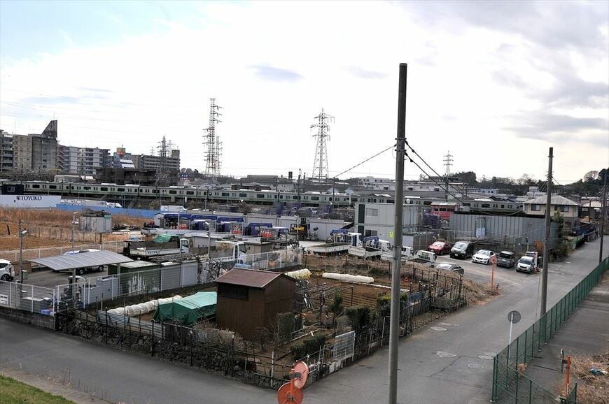 新横浜駅付近を走る横浜線
