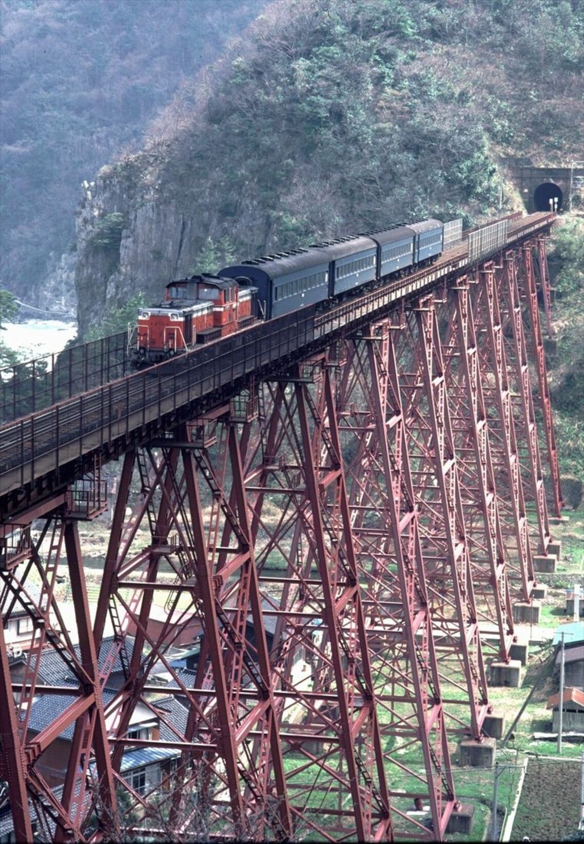 山陰線餘部鉄橋。1986年12月に列車転落事故が起きた
