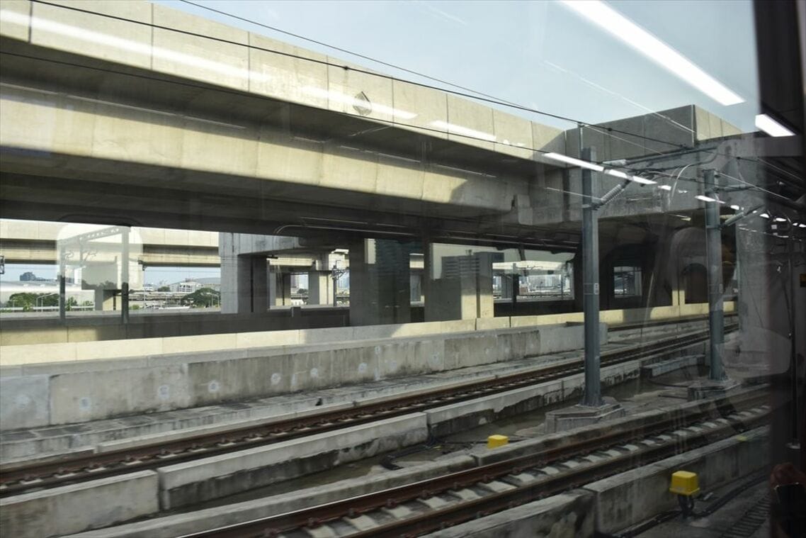 2層式のバンスー中央駅からは計24本の線路が伸び、
