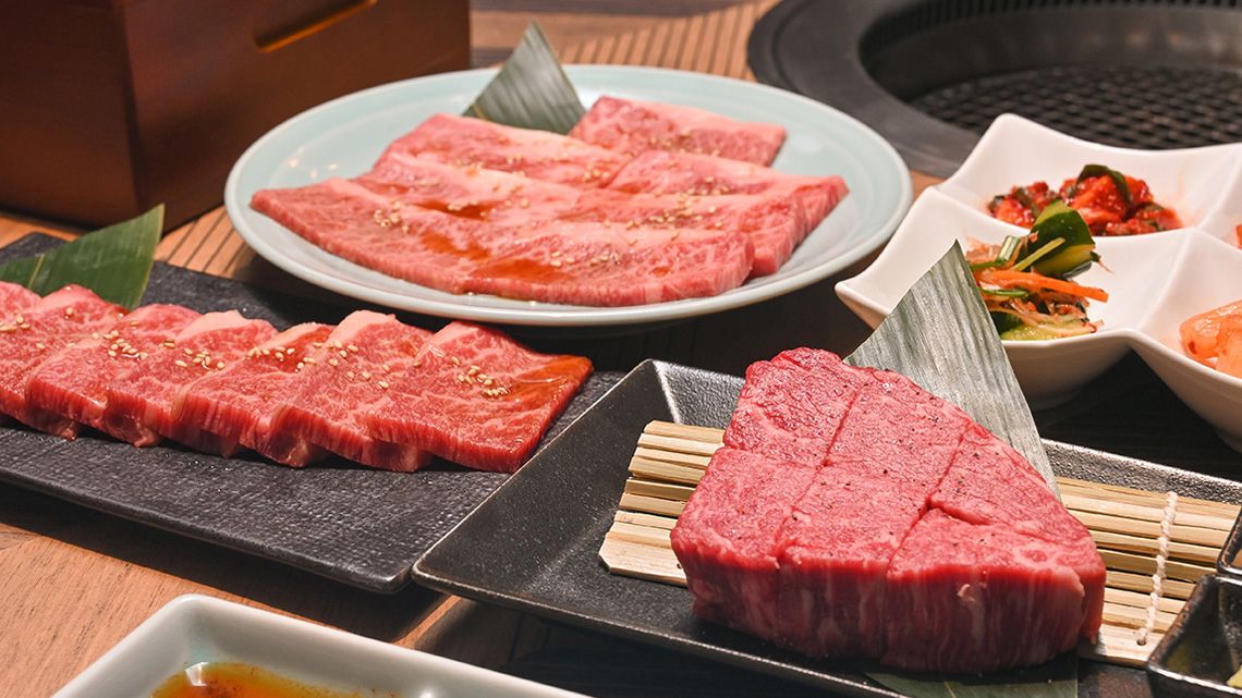 テーブルに並ぶ牛肉