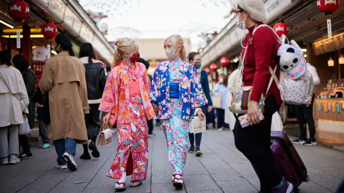 浅草を歩く外国人旅行客