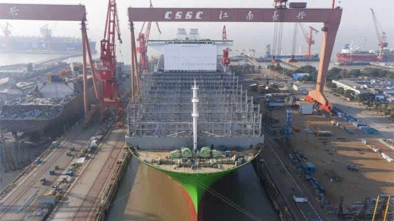 中国の造船業界は韓国や日本に比べて生産キャパシティに余裕があったことが、世界シェア拡大につながった。写真は建造中の大型コンテナ船（国有造船大手、中国船舶集団のウェブサイトより）