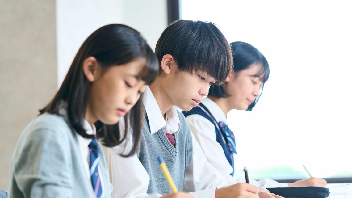 教育費の負担は増えていく傾向にある（写真：すとらいぷ／PIXTA）