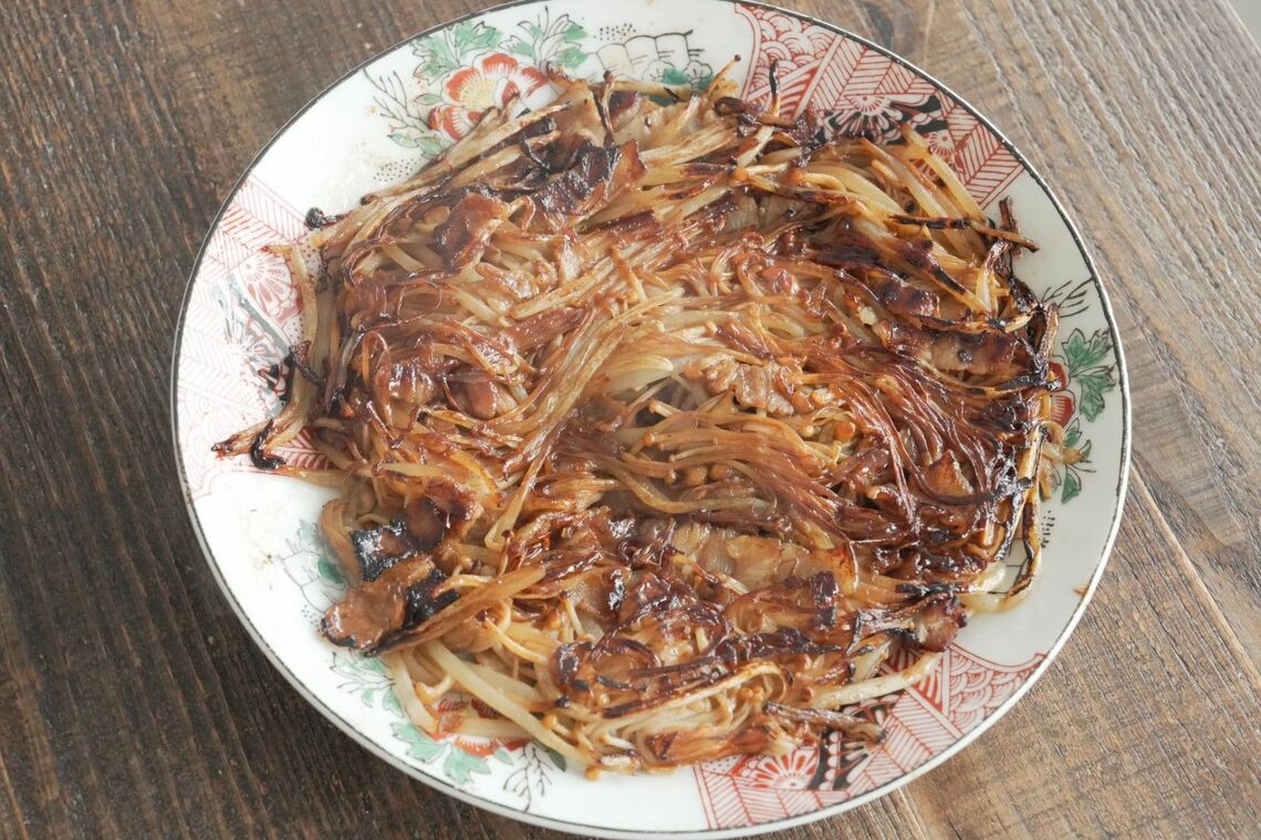 出来上がったエノキの焼きそば風