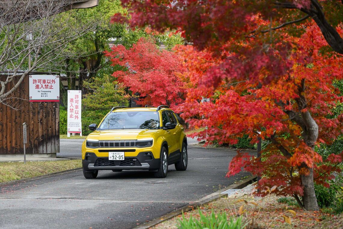 筆者が同乗した試乗車両のジープ「アベンジャー」（写真：JAIA）