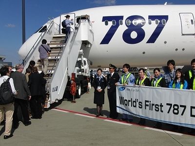 ANA、世界初のB787営業フライトが無事完了 航空券のオークション最高