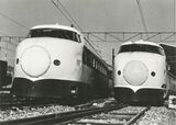 新幹線の試験電車1000形B編成（左）とA編成。運転台の窓は曲面ガラスを使っていた（写真：日本国有鉄道広報写真、南正時提供）