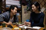 大泉洋（写真左）演じる深見を支える妻役は鈴木保奈美（同右）。Netflix映画『浅草キッド』全世界独占配信中（写真：Netflix）