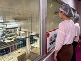 工場見学の様子（写真：石井食品提供）