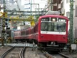 北品川駅を出て終点・品川に向かう800形（撮影：南正時）