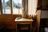 サイドテーブルは学習机。窓から見えるのは校庭（写真撮影／土屋比呂夫）