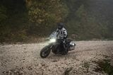 ダート走行する筆者。「エンデューロ」モードでオフロード車に早変わりする（写真：Ducati Motor Holding spa）