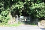 （旧線）上府―有福間：上府駅予定地のすぐ先に建設された全長35mの上府第1トンネル。旧線は渓谷沿いに進むためトンネルは短い（筆者撮影）