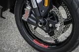 フロントブレーキにはφ320mmディスクとラジアル4Pキャリパーをダブル装備。コーナリング対応の前後連動ABS付きで安全面も万全だ（写真：BMW MOTORRAD）