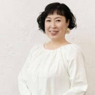 いしいおうこ幼児教育専門家親勉チビーズ代表理事。都内でのレッジョ・エミリア教育を取り入れた大手メリットのプリスクールのオープンにアトリエリスタとして携わり、自身の教育メソッドでも6000組以上の親子に関わる。著書に『モンテッソーリ教育×レッジョ・エミリア教育式 0～6才のための天才性を引き出す子育て』（日本能率協会マネジメントセンター）がある。毎週火曜と木曜9時15分〜Instagramにて「おはよう！オーシャン！のびのび子育て！」をライブ公開中（23年3月現在）（写真：本人提供）