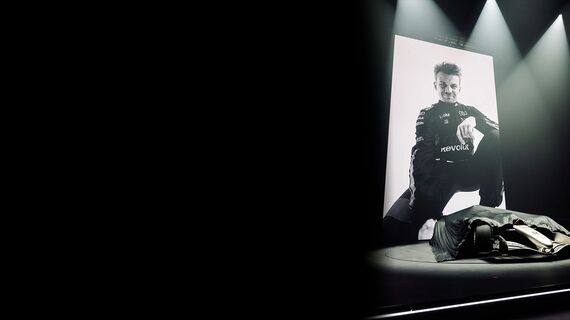 F1参戦マシン「R26」ローンチの瞬間。ドライバーのニコ・ヒュルケンベルグの映像とリンクして、ベールがはぎとられマシンがあらわれる凝った演出に歓声があがった