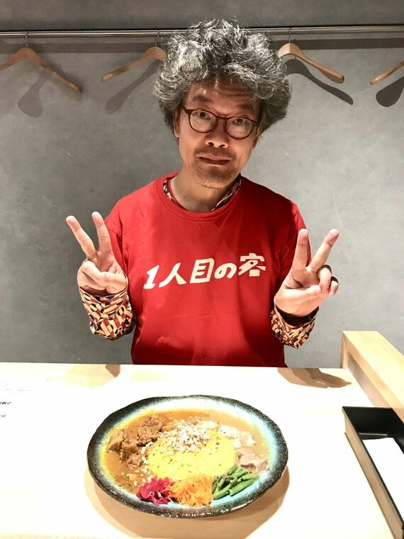 2024年11月11日12時、「キョウハスパイス」の1人目の客になった涌井さん。「入口扉のガラス越しに私を見つけた店主さんが出てきてくださり、『オープンまでもうちょっとお待ちくださいね』と声を掛けてくださいました。もうこの時点で『いい店』確定です」(ブログより)(写真:涌井さん提供)