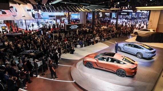 米国仕様「ES500e」(手前)と中国仕様「ES350e」(奥)が自走で登場した(写真:Lexus International)