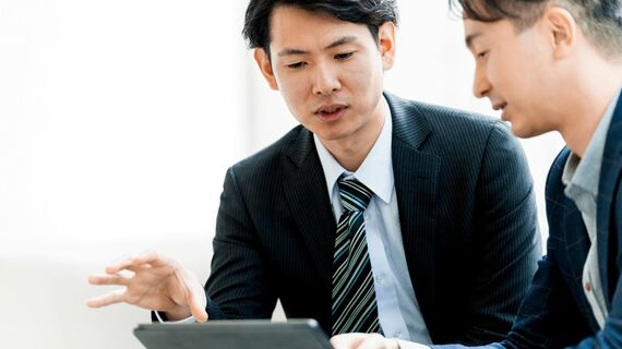 会話するビジネスマン