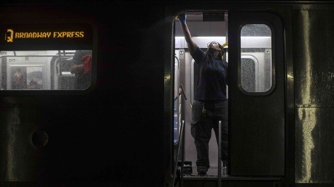 職員1500人が感染｢NYバス･地下鉄｣運行命がけ