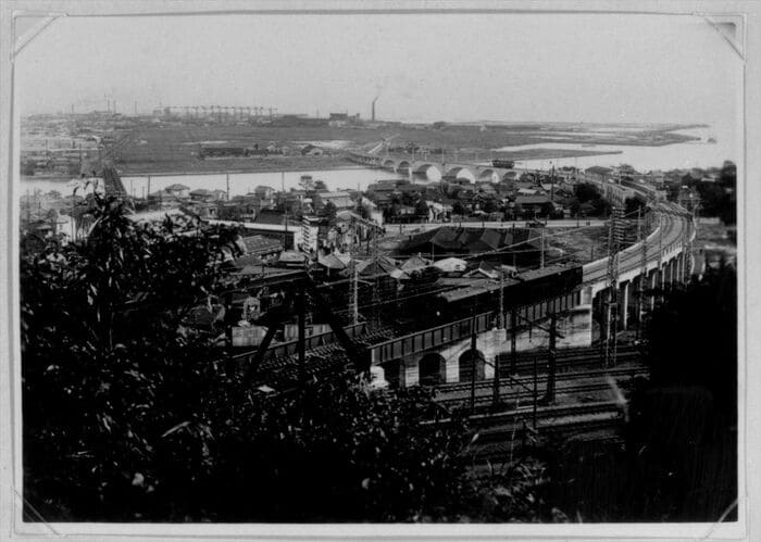 省線を越える鉄橋に差しかかる鶴見臨港鉄道の車両