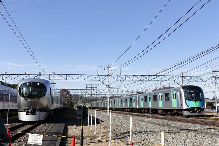 西武の最新型車両001系Laviewと40000系電車