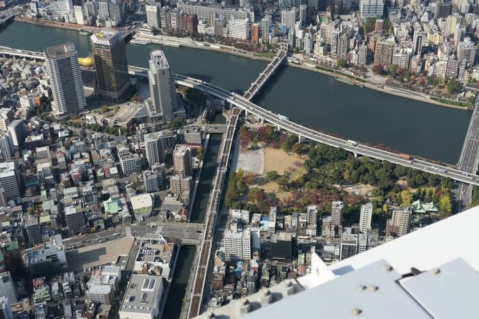 東武スカイツリーラインと北十間川