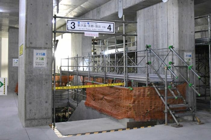 階段部分にはホームの案内板もある