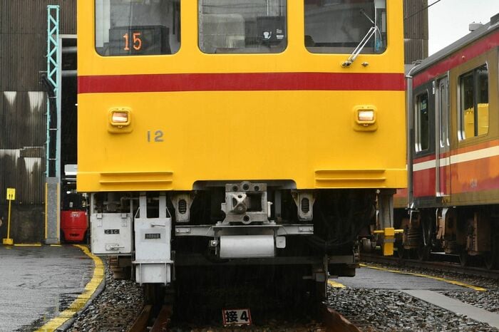 前面下部に京急車の特徴だったアンチクライマーを装備する