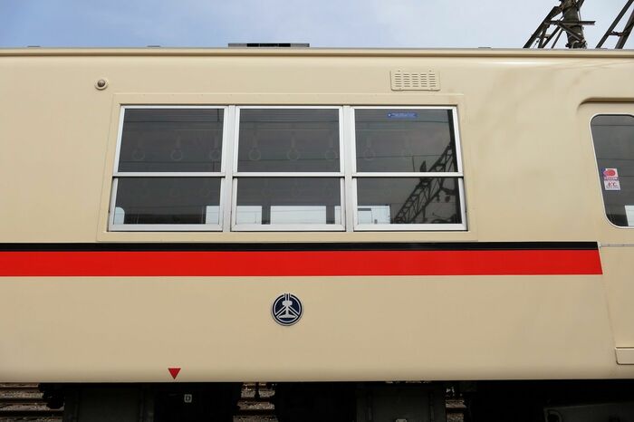 アルミ車の側面の窓
