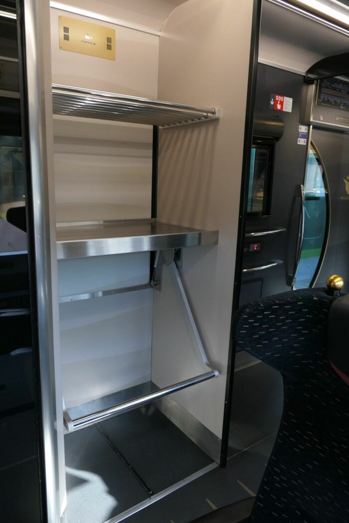 京都寄りには大型の荷物置き場